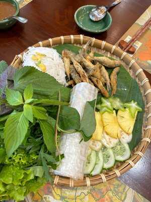 Nhà Hàng Mùa Nước Nổi