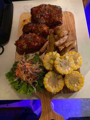 Waikiki Bar & Restaurant