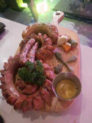 Waikiki Bar & Restaurant